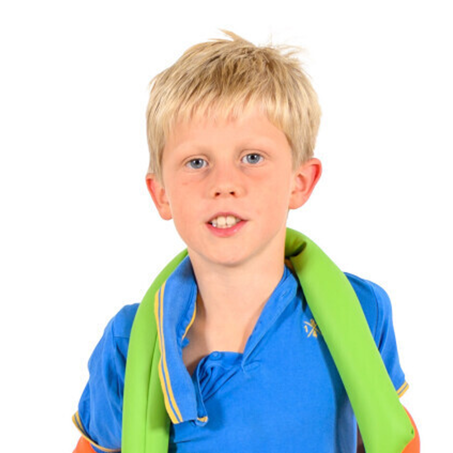 Junge hat grüne Gewichtsschlange auf der Schulter