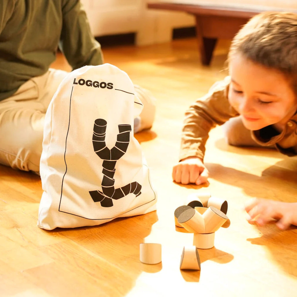 Kinder bauen mit Holzsteinen
