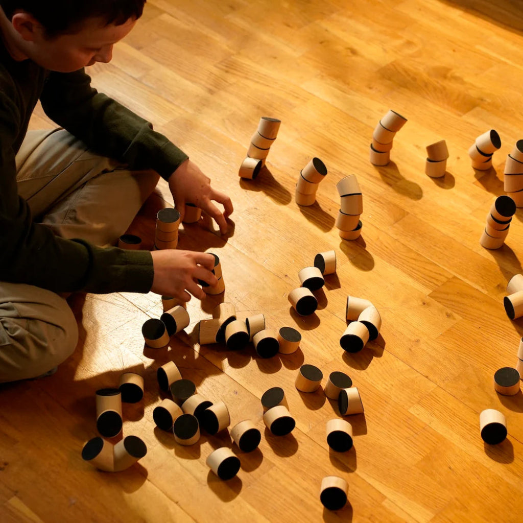 Kind spielt mit Steinen