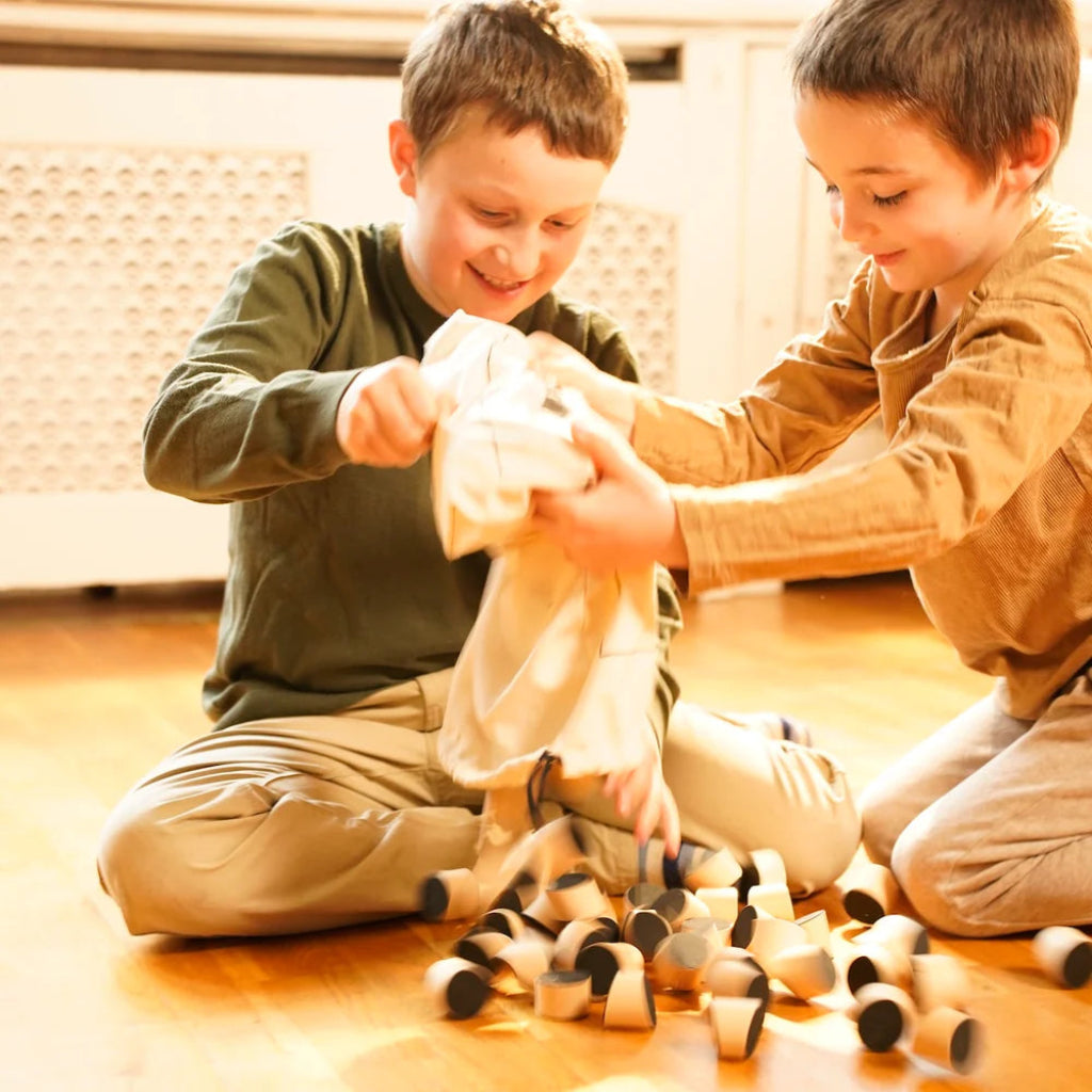 Kinder schütten Beutel mit Steine aus