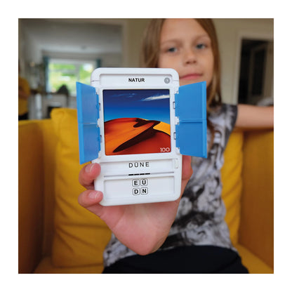 Kind mit Spielkarte
