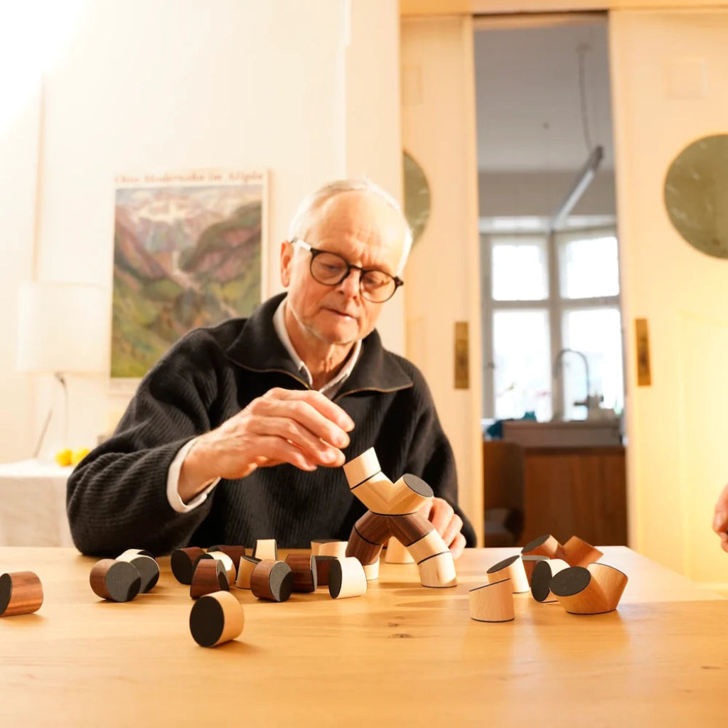 Erwachsener spielt mit Bausteine