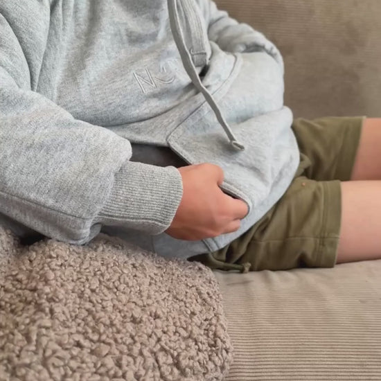 Video Kind mit Fidget Pullover