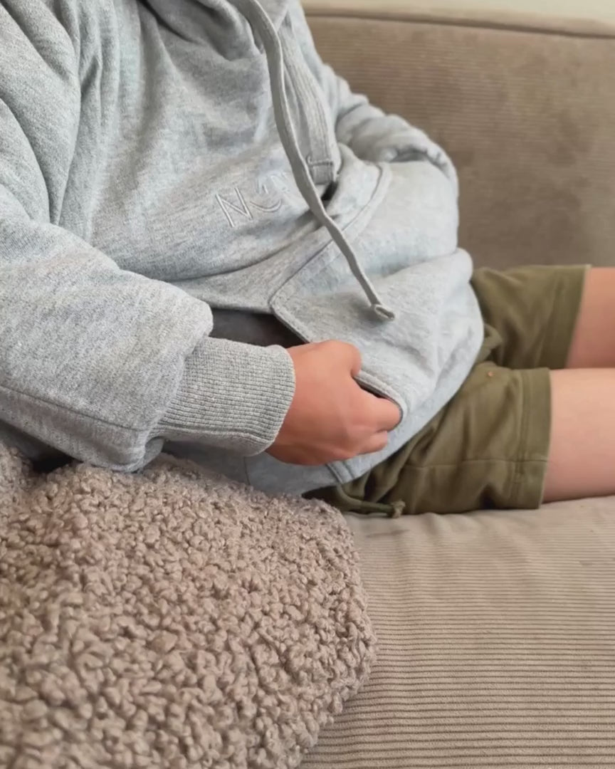 Video Kind mit Fidget Pullover