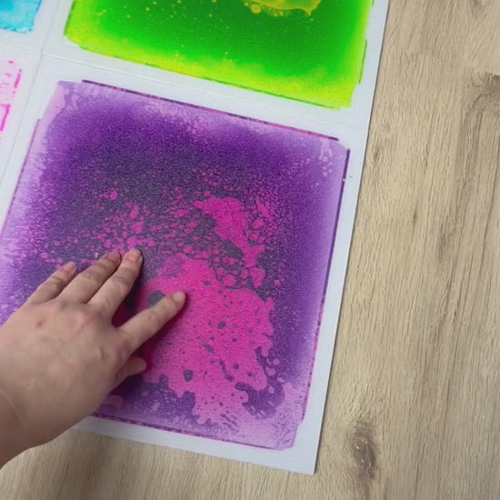 Video Hand drückt auf Fliesen