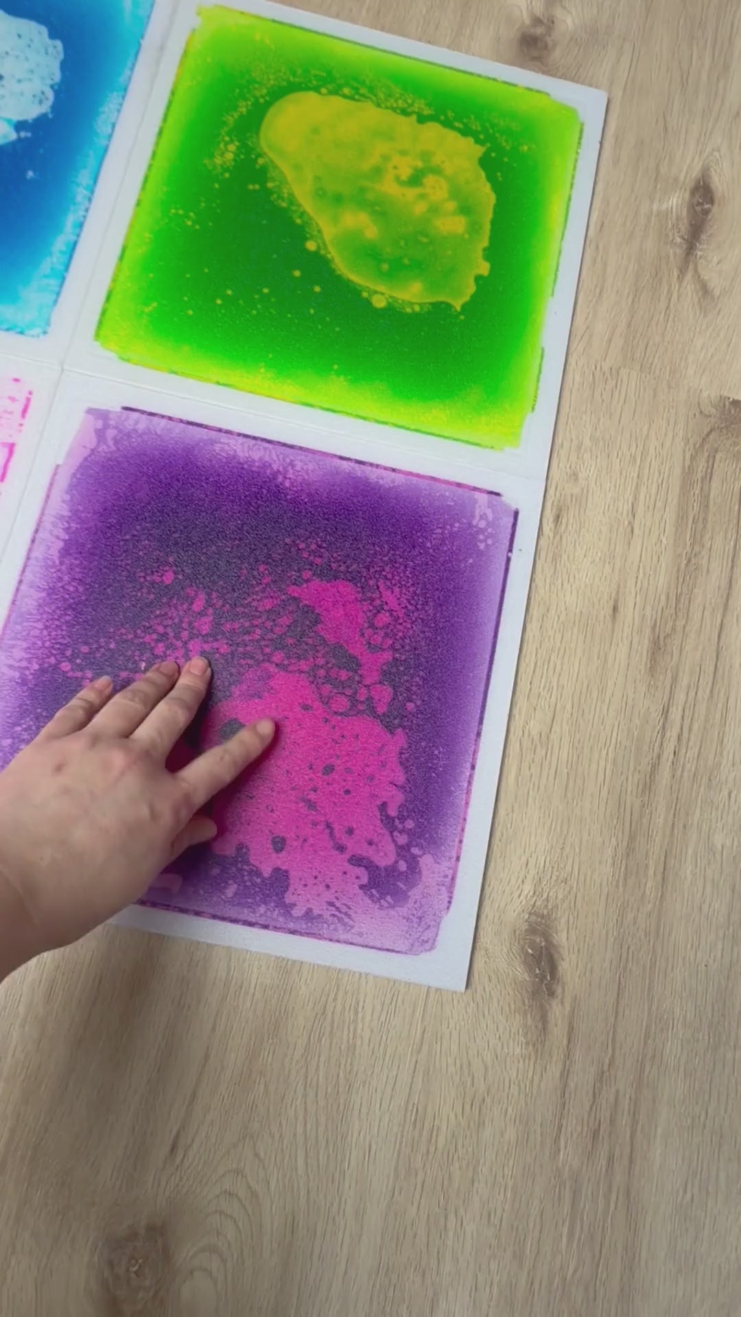 Video Hand drückt auf Fliesen