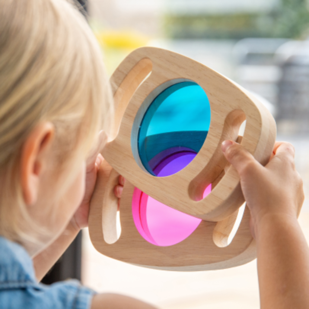 Kind mit zwei farbigen Blöcken