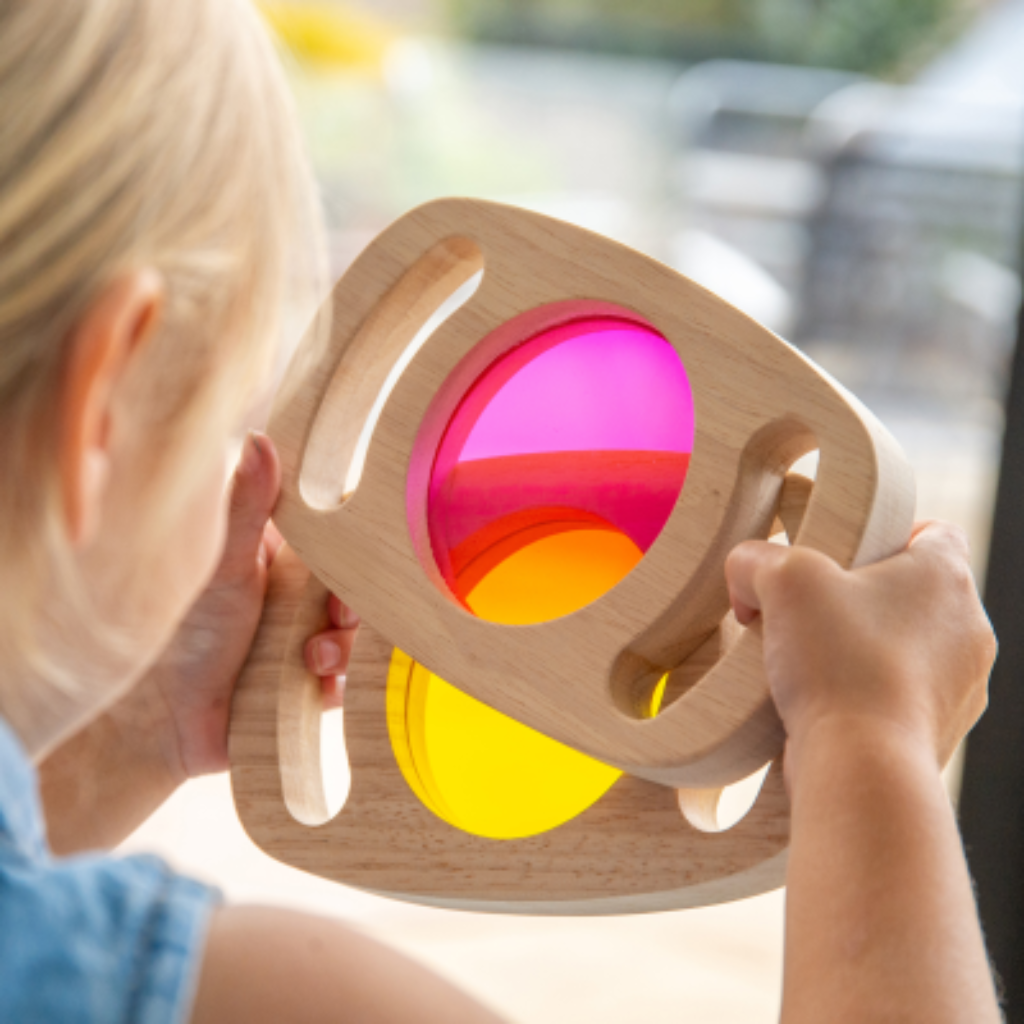 Kind mischt Farben mit Blöcke