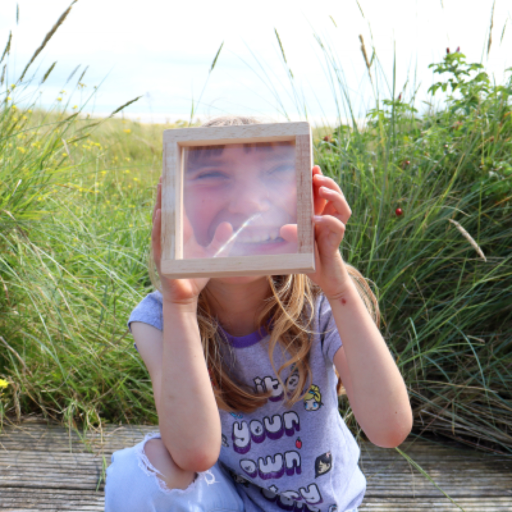 Kind schaut durch Fenster