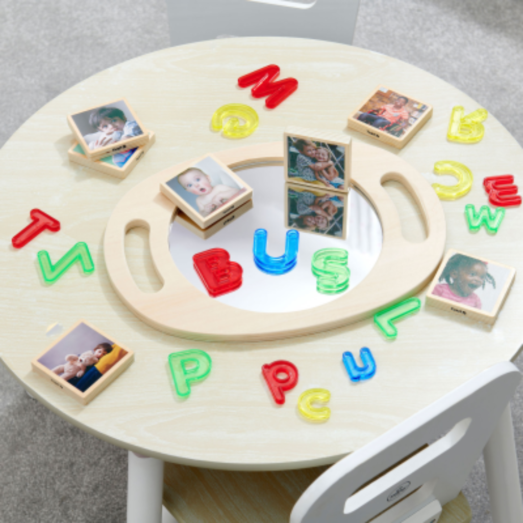 Spiegel mit Buchstaben und Emotionskarten