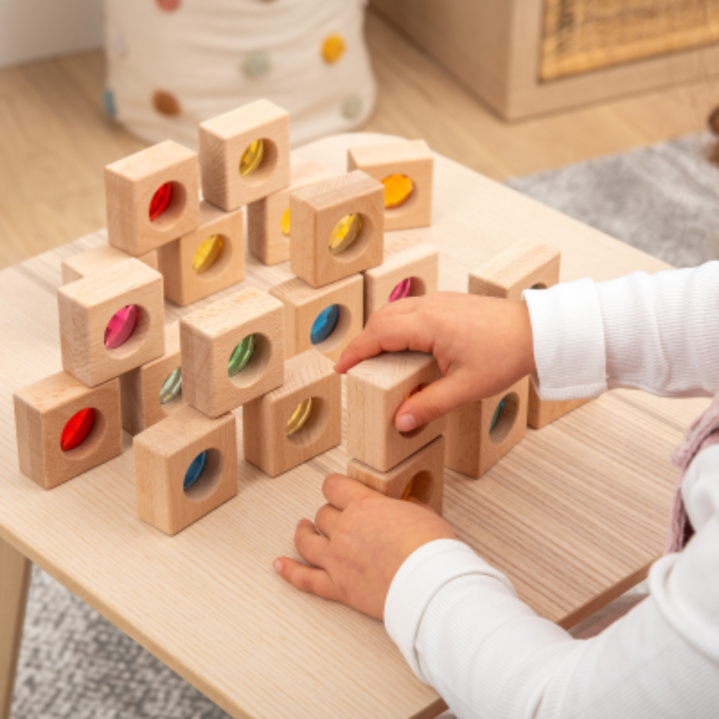 Kind spielt mit Blöcke