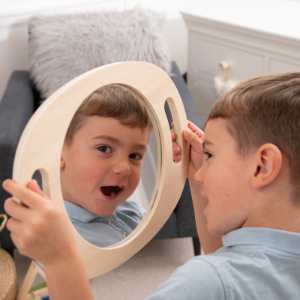 Kind schaut in Spiegel