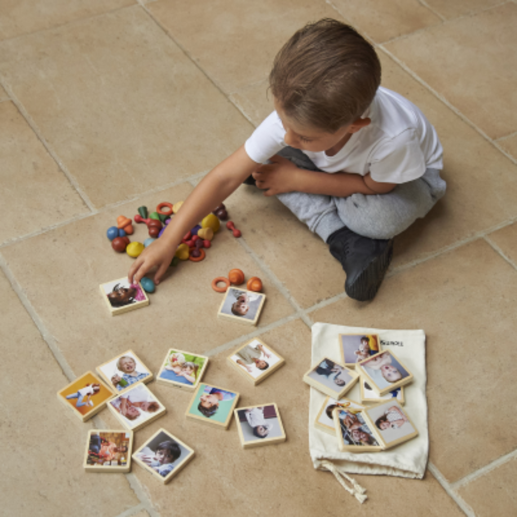 Kind spielt mit Karten