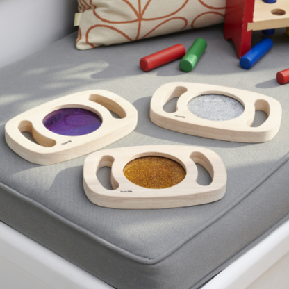 Glitzerspiegel liegen auf dem Sofa