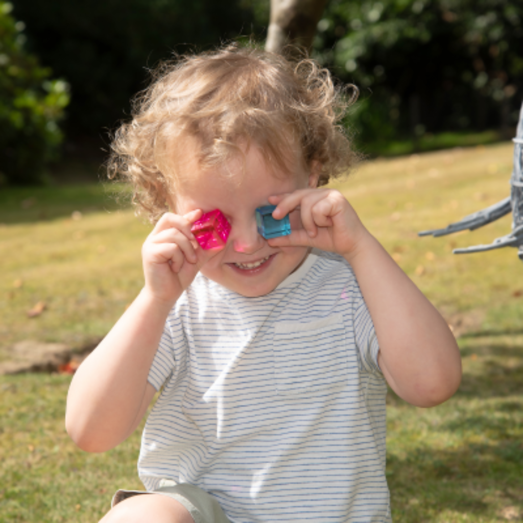 Kind schaut durch Würfel