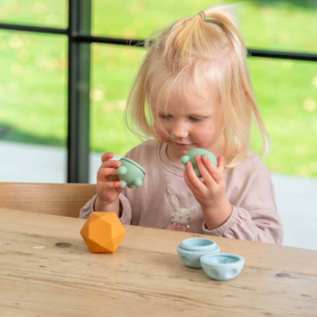 Kind dreht Figur auf