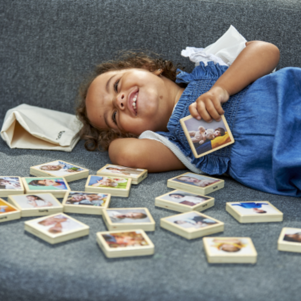 Kind mit Karte in der Hand