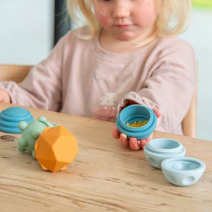 Kind hält gefüllten Ball