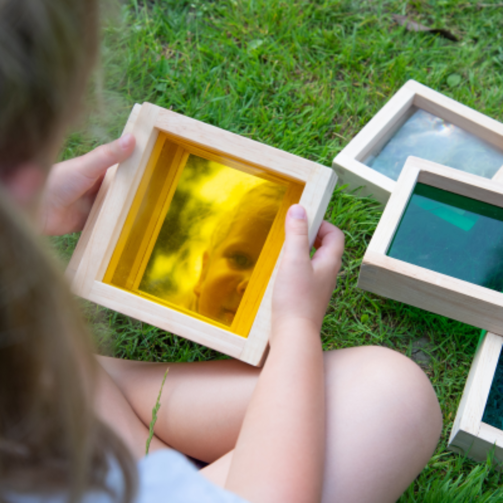 Kind schaut in gelben Rahmen