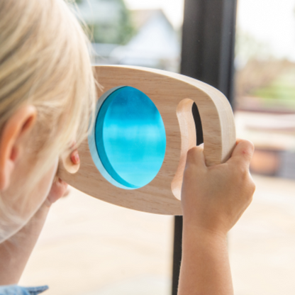 Kind schaut durch blaue Scheibe