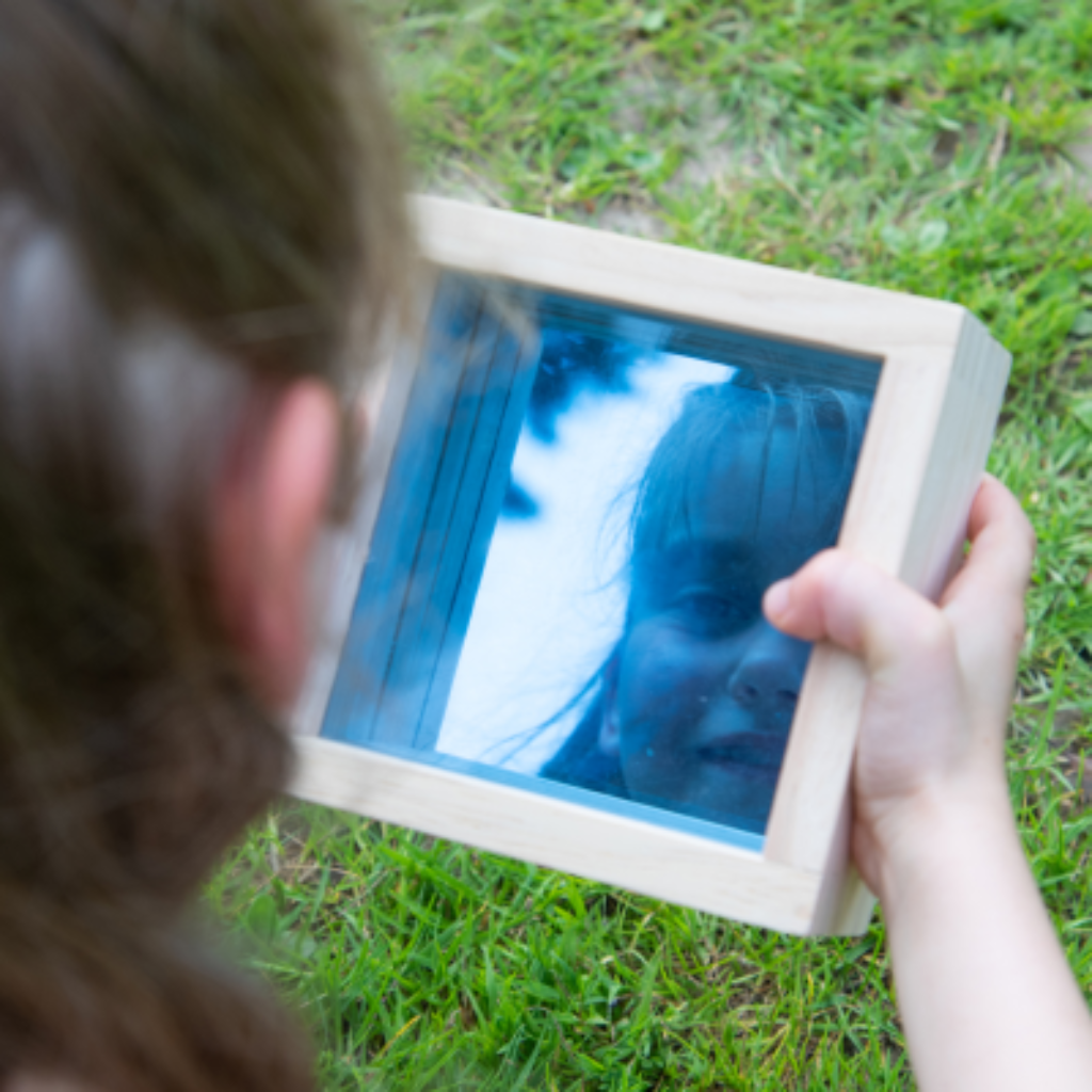 Kind schaut in Spiegel