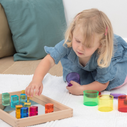 Kind spielt mit Würfel