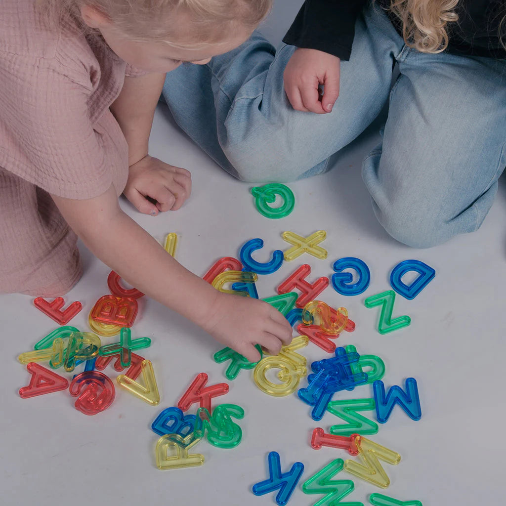 Kinder mit Buchstaben