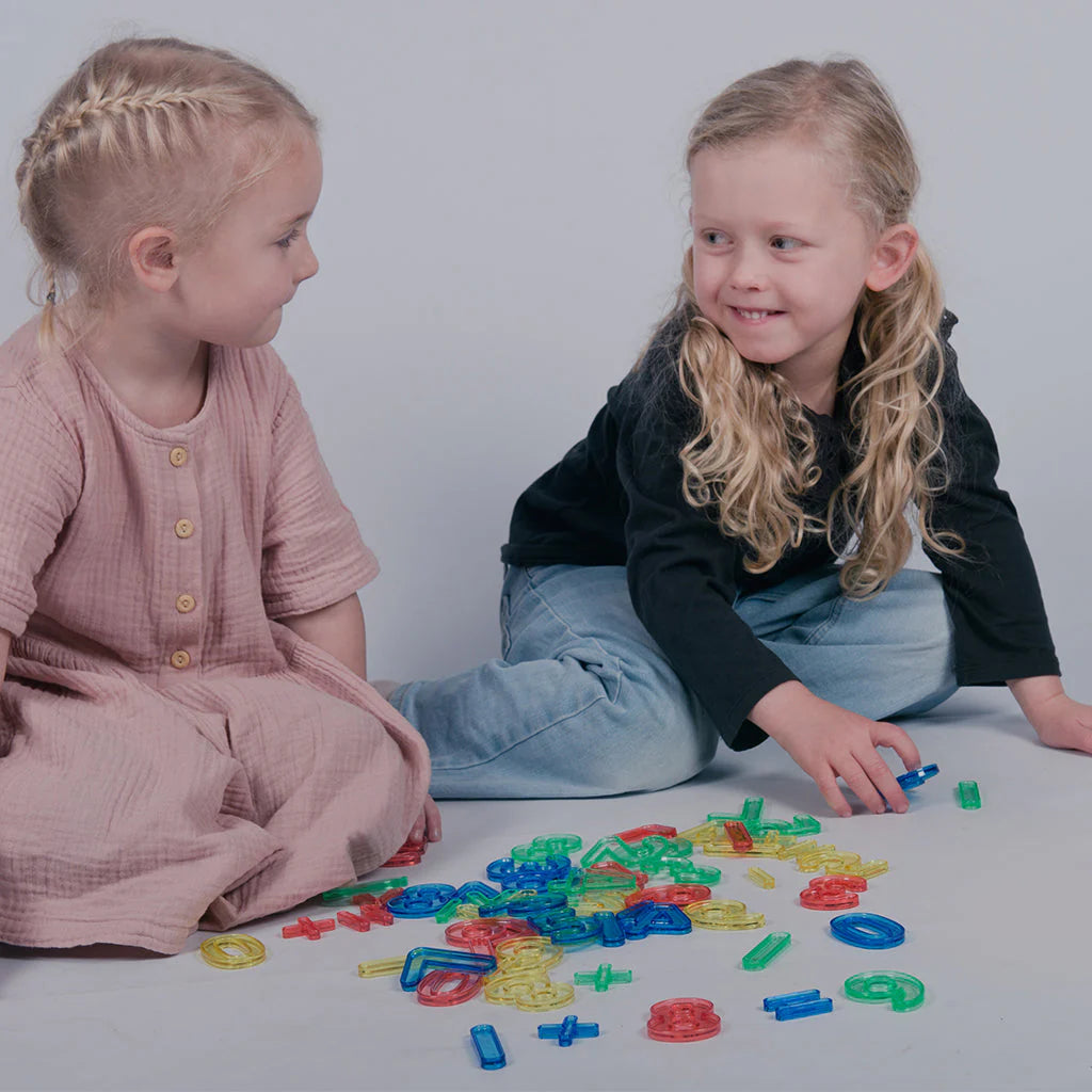 Kinder spielen mit Buchstaben